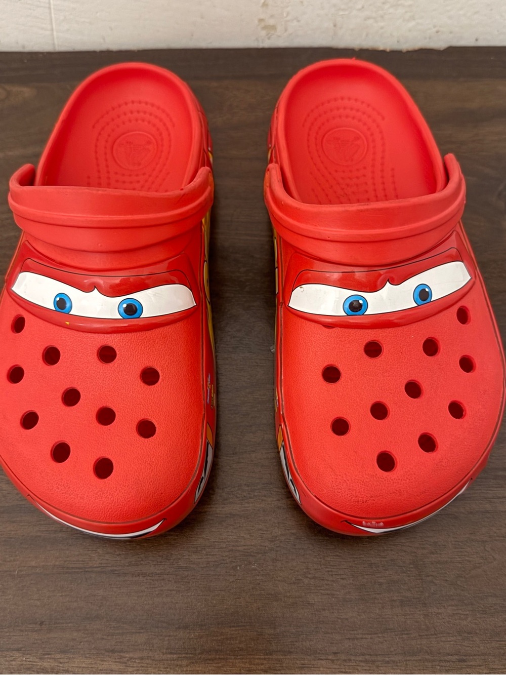 Disney Pixar Lighting Mc Queen Crocs Clogs Men’s 6/Women’s 8 Red Racing Slip On